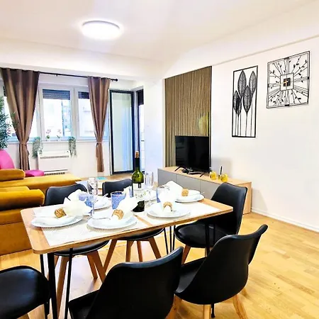 2-bedroom Near Center With Private Parking *