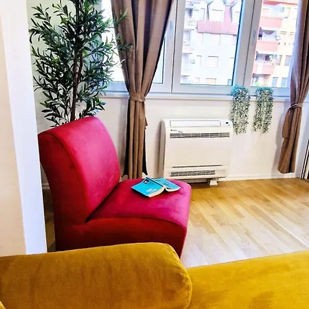 2-bedroom Near Center With Private Parking Apartament