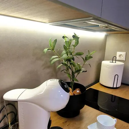 2-bedroom Near Center With Private Parking *