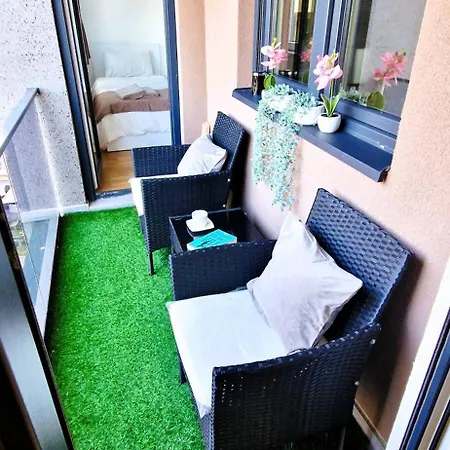 2-bedroom Near Center With Private Parking