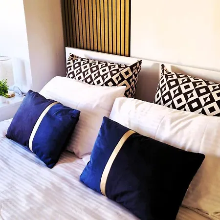2-bedroom Near Center With Private Parking Apartament *