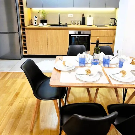 2-bedroom Near Center With Private Parking *