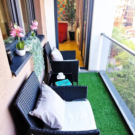 2-bedroom Near Center With Private Parking *