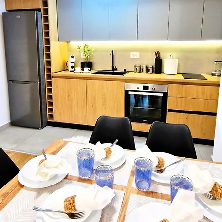 2-bedroom Near Center With Private Parking *