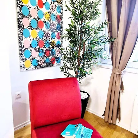 2-bedroom Near Center With Private Parking