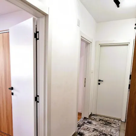 2-bedroom Near Center With Private Parking *